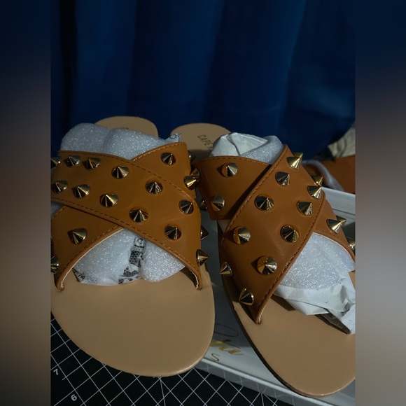 Sandals size (8) - Picture 3 of 5